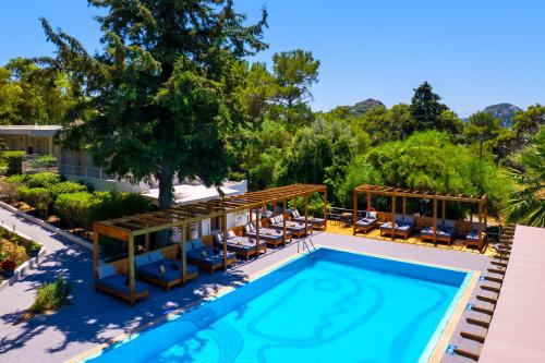 Luftaufnahme des Pools im Resort in der Unterkunft Casa Trees Hotel in Ixia