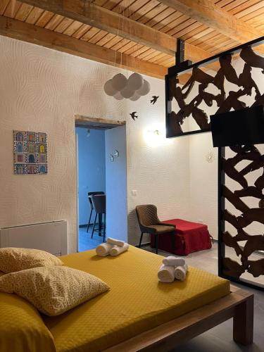 a bedroom with a yellow bed and a blue room at Pupa1824 casedamare in Lentiscosa