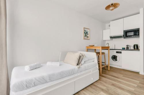 Cosy & Quiet studio with AC and Balcony with a view of nature
