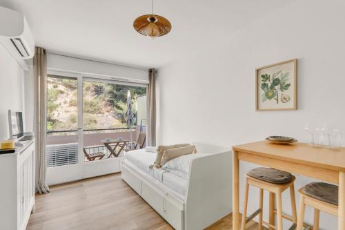 Cosy & Quiet studio with AC and Balcony with a view of nature