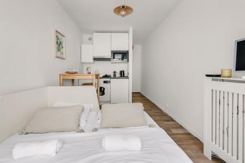 Cosy & Quiet studio with AC and Balcony with a view of nature