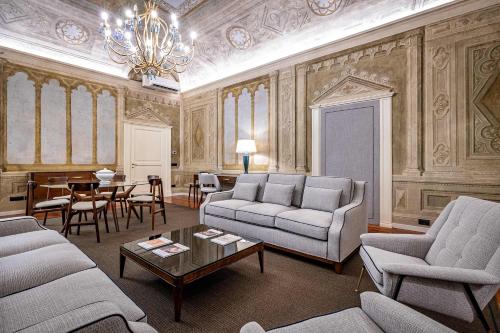 Frescoed apartment in the heart of Florence