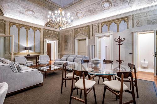 Frescoed apartment in the heart of Florence