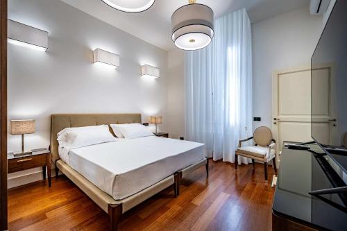 Frescoed apartment in the heart of Florence