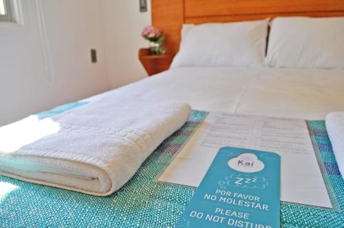 a bed with a sign that says no mulsifier on it at Kai Bed and Breakfast in Algarrobo
