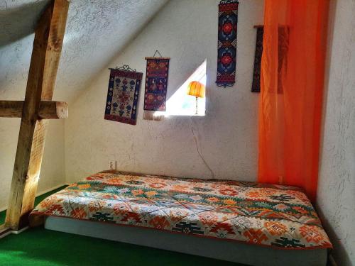 a small bedroom with a bed and a window at Outintic House in Hästveda