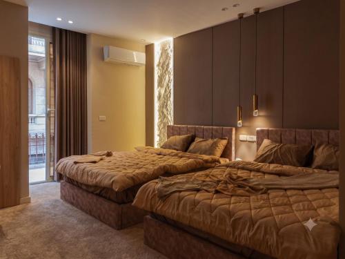 two beds in a hotel room with two beds sidx sidx sidx at Sydney DownTown-Cairo in Cairo