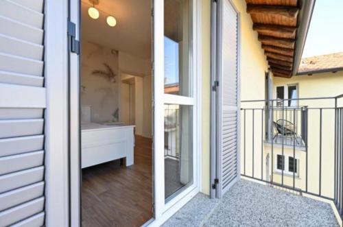 a balcony with a view of a bathroom with a tub at Lora luxury suite 4, free private parking, self check-in, air conditioner in Como
