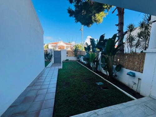 Luxurious And Modern Family Home photo 46