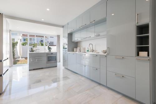 Luxurious And Modern Family Home photo 5