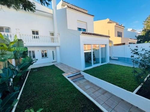 Luxurious And Modern Family Home photo 45