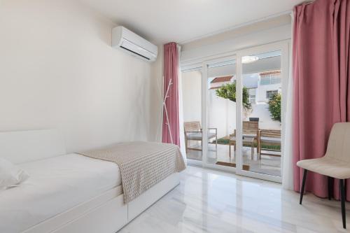 Luxurious And Modern Family Home photo 29
