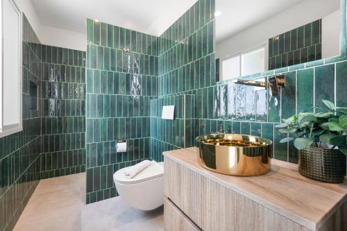 Luxurious And Modern Family Home photo 41