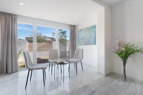 Luxurious And Modern Family Home photo 14