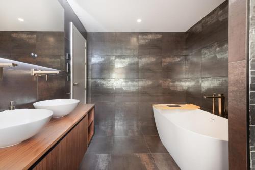 Luxurious And Modern Family Home photo 4