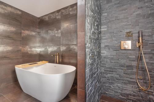 Luxurious And Modern Family Home photo 22