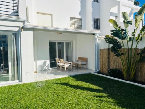 Luxurious And Modern Family Home photo 30
