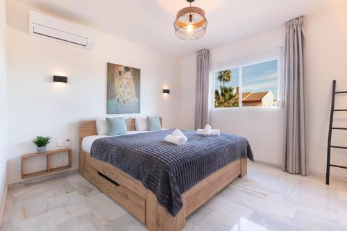 Luxurious And Modern Family Home photo 34