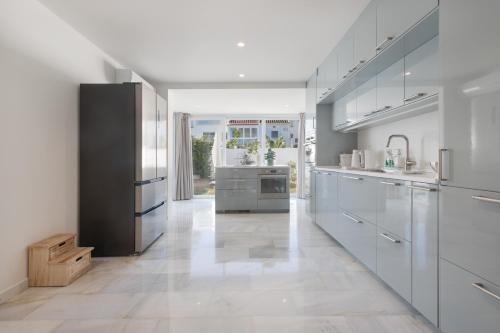 Luxurious And Modern Family Home photo 15