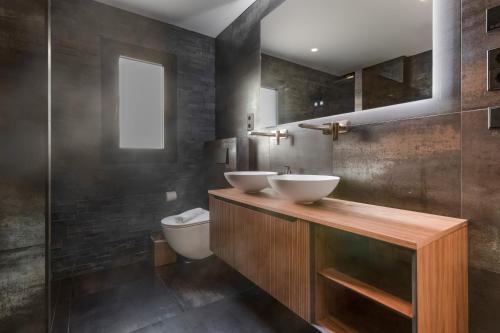 Luxurious And Modern Family Home photo 9