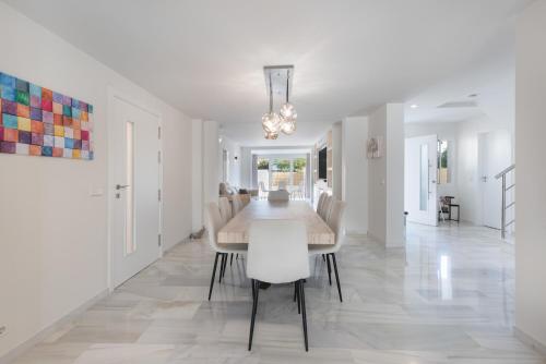 Luxurious And Modern Family Home photo 17