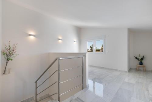 Luxurious And Modern Family Home photo 18