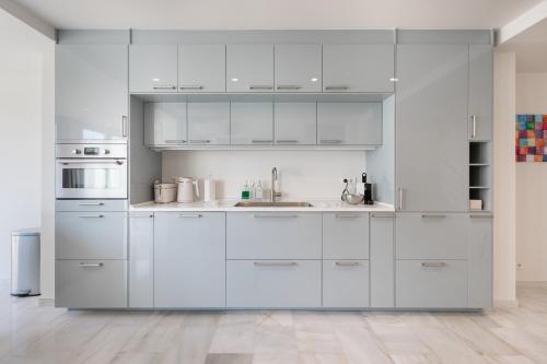 Luxurious And Modern Family Home photo 16