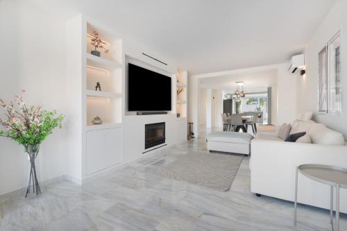 Luxurious And Modern Family Home photo 11