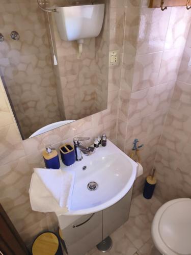 a bathroom with a sink and a toilet at La casetta del masso in Sorano