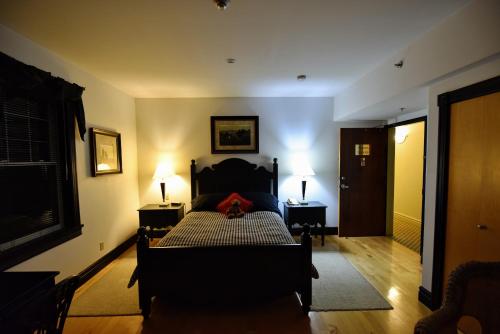 Säng eller sängar i ett rum på Burleigh Falls Inn