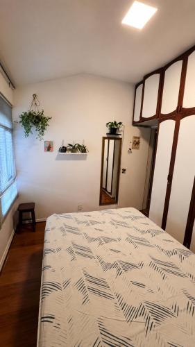a bedroom with a large bed in a room at Apartamento com Lareira a 5 Min da Feirinha do Alto - Piscina e Sauna in Teresópolis