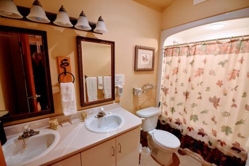 Ett badrum på Burleigh Falls Inn