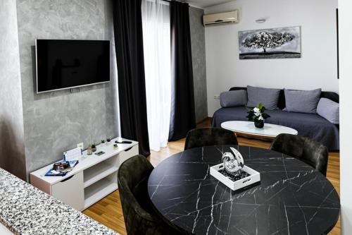 Holiday home with hot tub Kastel Stari, Kastela - 27823
