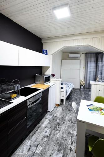 Holiday home with hot tub Kastel Stari, Kastela - 27823