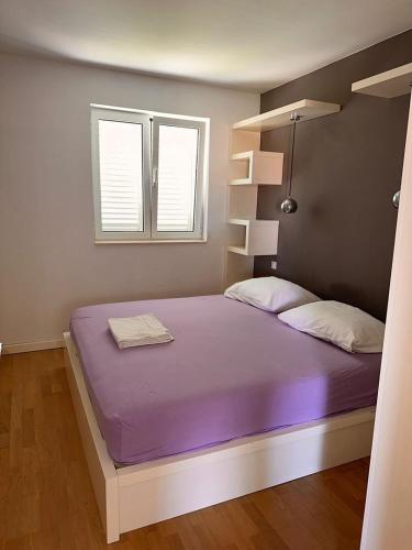 Apartments by the sea Primosten - 27880