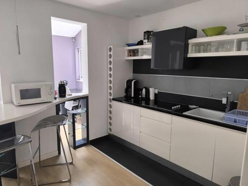 Apartments by the sea Primosten - 27880