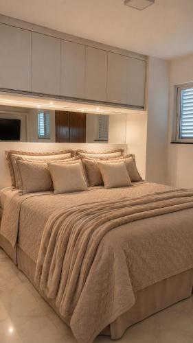 a large bed in a white room with a large bed sidx sidx sidx at Recanto Veraneio - Londrina in Londrina
