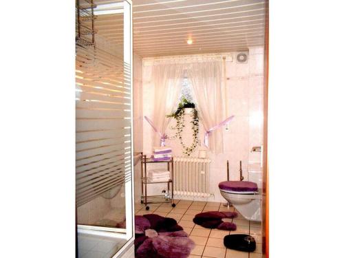 ein Badezimmer mit Badewanne, Toilette und Waschbecken in der Unterkunft "Kramer" - Basement in Hennef