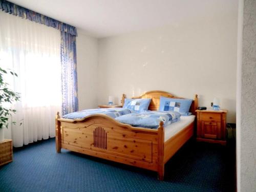 ein Schlafzimmer mit einem Holzbett und einem Fenster in der Unterkunft "Kramer" - Basement in Hennef