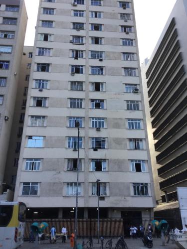 a tall building with people standing in front of it at Aragão Botafogo Studio in Rio de Janeiro