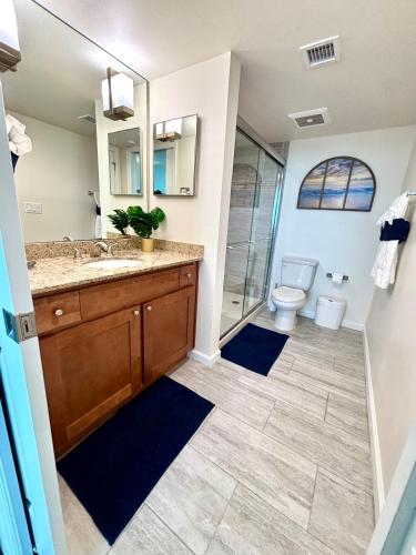 a bathroom with a shower and a sink and a toilet at Luxury Skyline Apartment- Resort-Style Pool , Gym & Game Room in Fort Myers