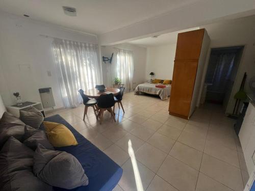 a living room with a couch and a table at A bright, centrally located apartment in Barraquero