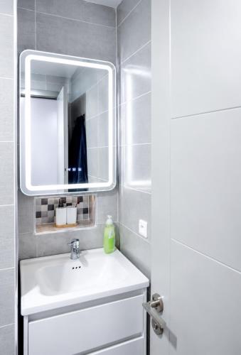 a bathroom with a sink and a mirror at Résidence Kariat Cabo 2-bedroom apartment in Cabo Negro
