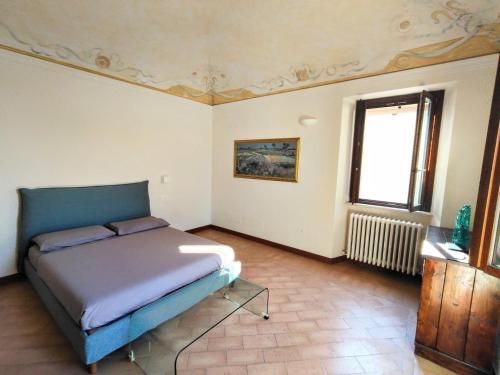 a bedroom with a bed and a window at Apartment Monsignore, Pesaro in Pesaro