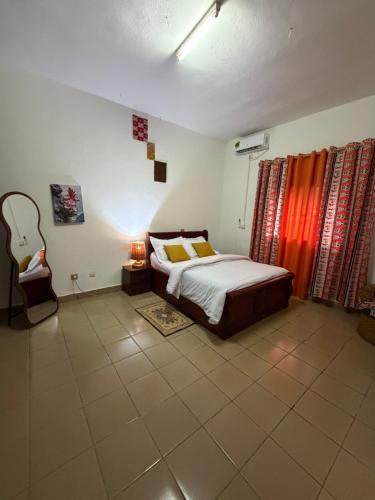 a bedroom with a bed and a lamp in it at Mon havre in Yaoundé