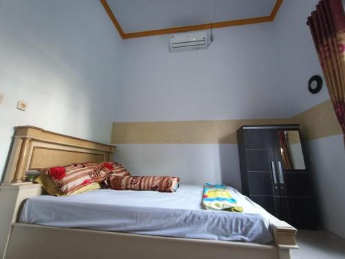 a bed with pillows on it in a bedroom at Vila Graha Wisesa 3 in Kacomberan