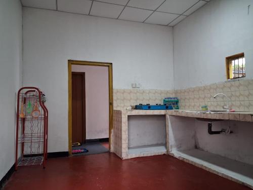 an empty room with a sink and a mirror at New Guest in Nilaveli