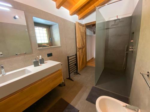 ein Badezimmer mit Waschbecken und Dusche in der Unterkunft Angel Chalet in Serina