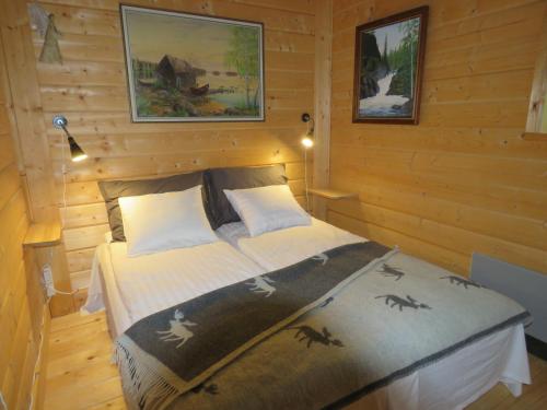 a bedroom with a bed in a log cabin at Villa Visioduuri in Savonlinna