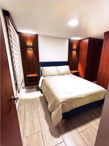 a bedroom with a large bed in a room at Faro 1, Parque Jaime Duque, Autódromo Tocancipá in Tocancipá